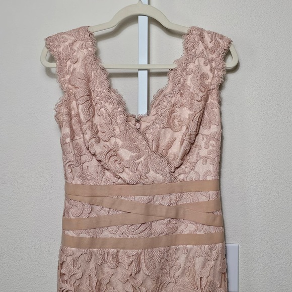 TADASHI SHOJI Women's Pink Scalloped Neck Lace Sheath Zip Cocktail Dress Sz 4 - Picture 3 of 13